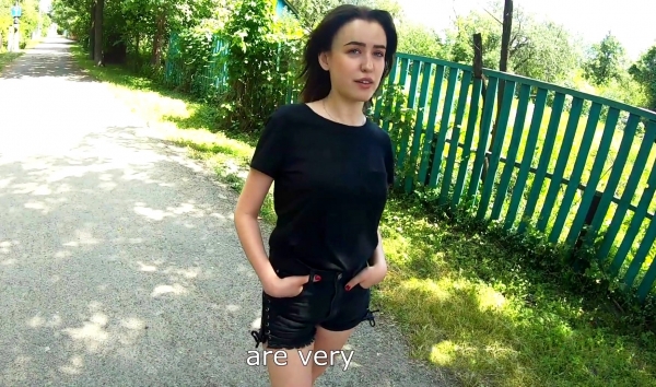 Трахнул обычную русскую деревенскую девушку в деревне: жаркий секс после знакомства!