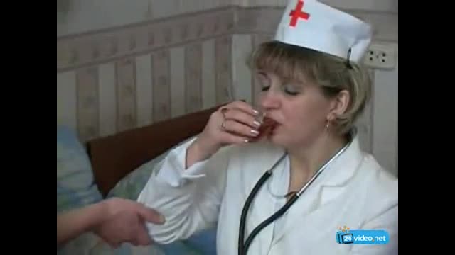 Врач зрелого возраста приехала на вызов, а пациент напоил её и начал бесстыдно домогаться