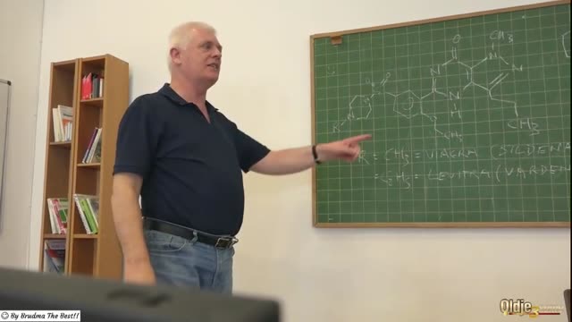 Преподаватель удивил группу: близость со студентками во время занятия